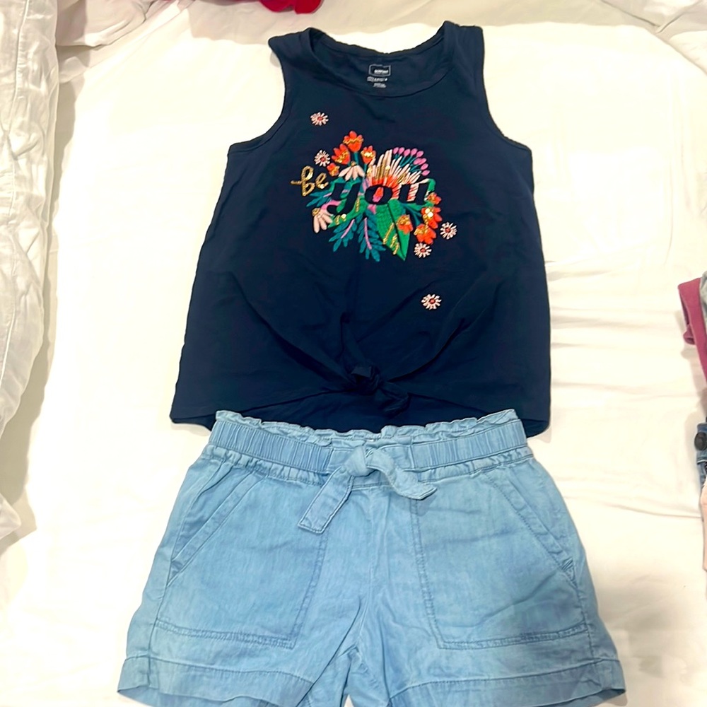 Girls sz8 top and shorts